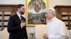 JD Vance le entrega al papa León XIV un regalo de Chicago durante reunión en el Vaticano