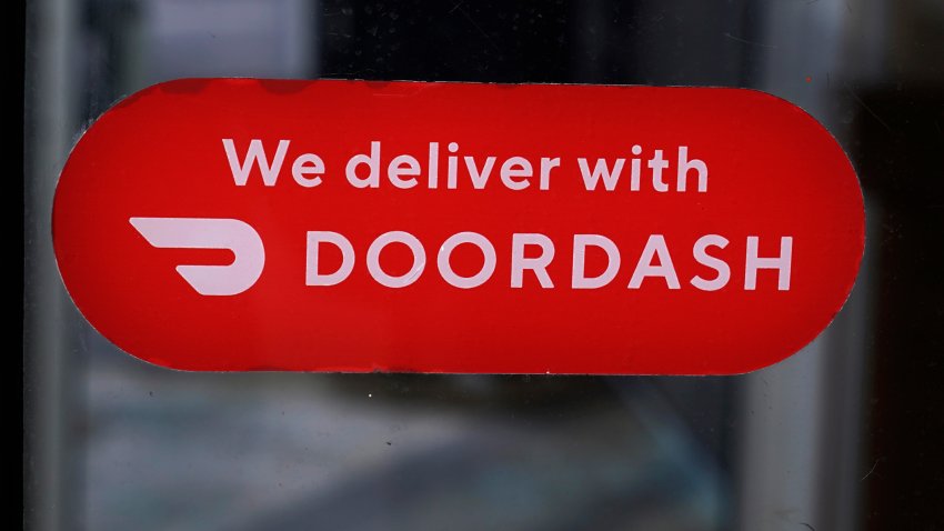 Un letrero del servicio de entrega de comidas DoorDash en la puerta de una franquicia de Dunkin’ Donuts, el 27 de febrero de 2023, en Methuen, Massachusetts. (AP Foto/Charles Krupa, Archivo)