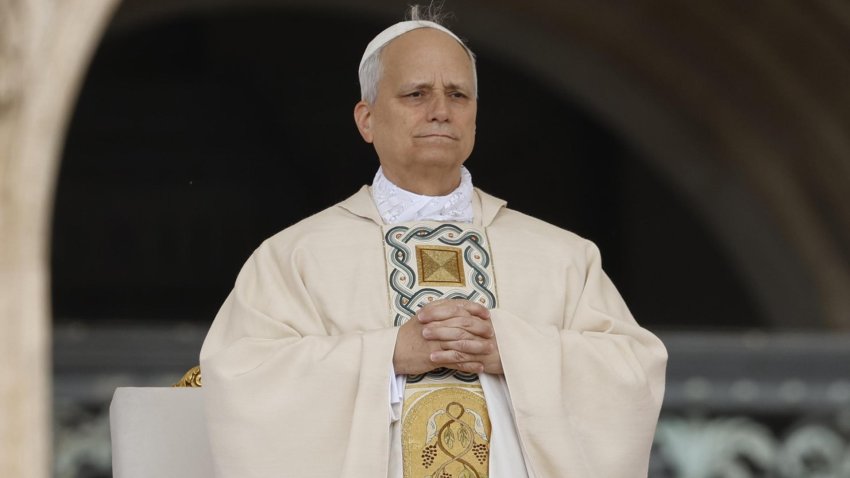 León XIV recibe emocionado el palio y el Anillo del Pescador, símbolos del poder papal