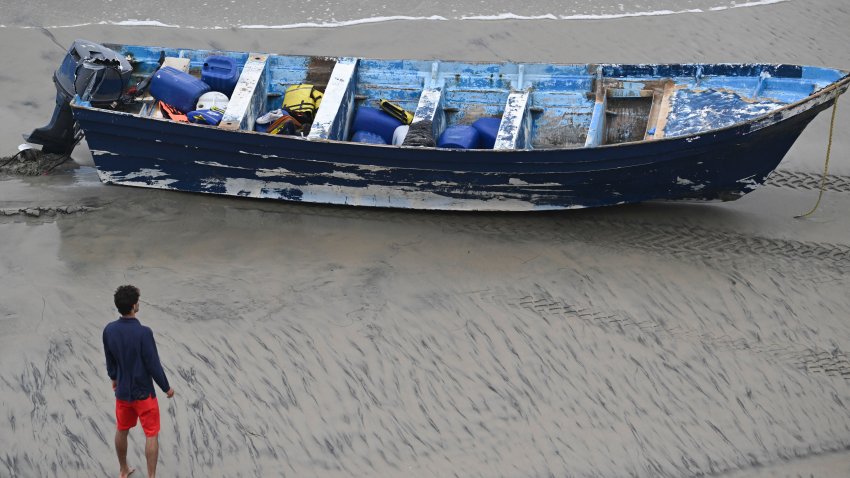 El bote recuperado en la playa Torrey Pines en San Diego, California, el 5 de mayo del 2025. (AP foto/Denis Poroy)