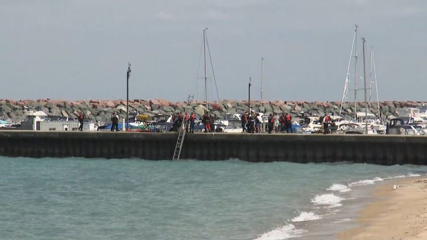 Foto de personal de bomberos de Chicago en el muelle al lado del agua.