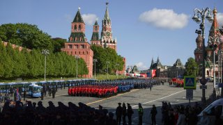 Militares rusos se preparan para el desfile militar del Día de la Victoria, que conmemora el 80 aniversario de la victoria en la Gran Guerra Patria, en la Plaza Roja de Moscú.