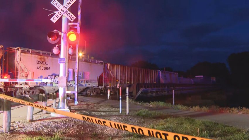 En esta imagen tomada de un video, un tren se ve parado en las vías tras golpear a varios peatones el domingo 18 de mayo de 2025 en Fremont, Ohio. (WTVG/13 Action News via AP)