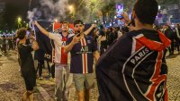 Paris (France), 31/05/2025.- Fans of PSG celebrate on the Champs-Elysees after their team won the UEFA Champions League final between Paris Saint-Germain and Internazionale Milano, Paris, France, 31 May 2025. (Liga de Campeones, Francia) EFE/EPA/CHRISTOPHE PETIT TESSON