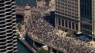 Video muestra una toma aérea de miles de personas marchando en el centro de Chicago por la protesta “No Kings”