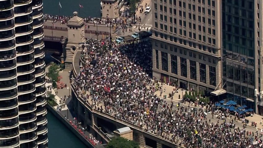 Video muestra una toma aérea de miles de personas marchando en el centro de Chicago por la protesta “No Kings”