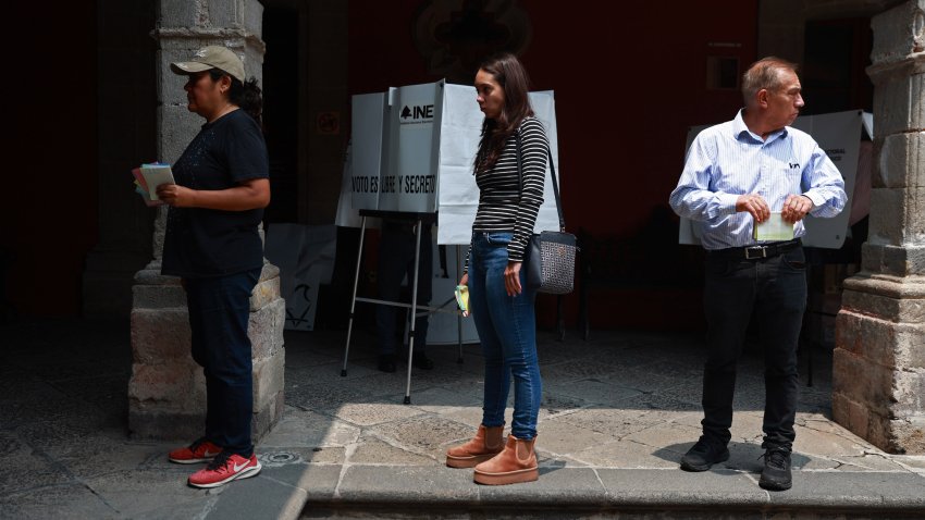 CIUDAD DE MÉXICO, MÉXICO – 01 DE JUNIO: Personas esperan para emitir su voto en una estación de votación durante las elecciones judiciales, en Ciudad de México, México, el 01 de junio de 2025. A través de una controvertida reforma judicial aprobada el año pasado, las ramas judiciales de México son elegidas por primera vez por voto popular, se convoca a los ciudadanos mexicanos a votar por 881 puestos judiciales, incluyendo 9 asientos en la Corte Suprema. (Foto por Daniel Cardenas/Anadolu vía Getty Images)