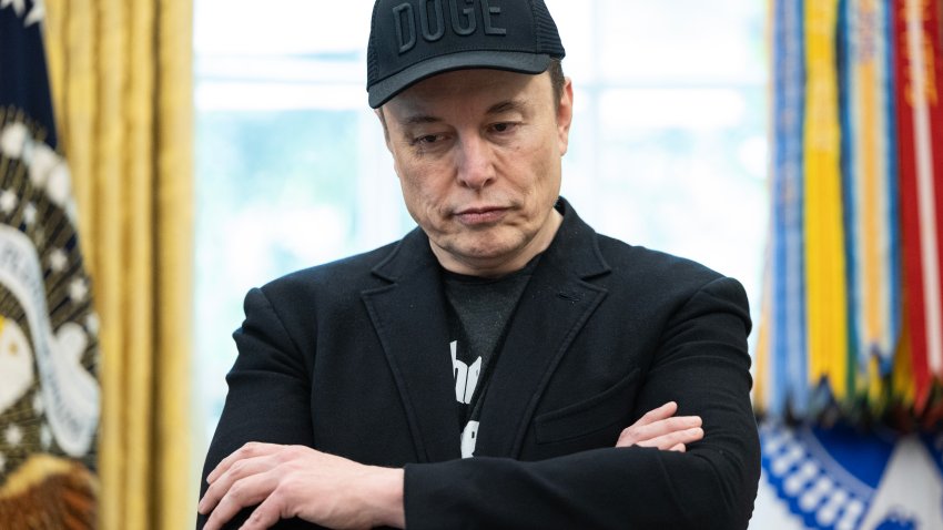 WASHINGTON, DC - 30 DE MAYO: Elon Musk, durante una rueda de prensa con el presidente Donald Trump el 30 de mayo de 2025 en el interior del Despacho Oval de la Casa Blanca en Washington. (Foto de Tom Brenner para The Washington Post vía Getty Images)