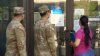 Madre acude a su cita con ICE acompañada de sus dos hijos que están en la Guardia Nacional