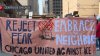 Manifestación en contra de ICE en el centro de Chicago; auto se desvía hacia la multitud