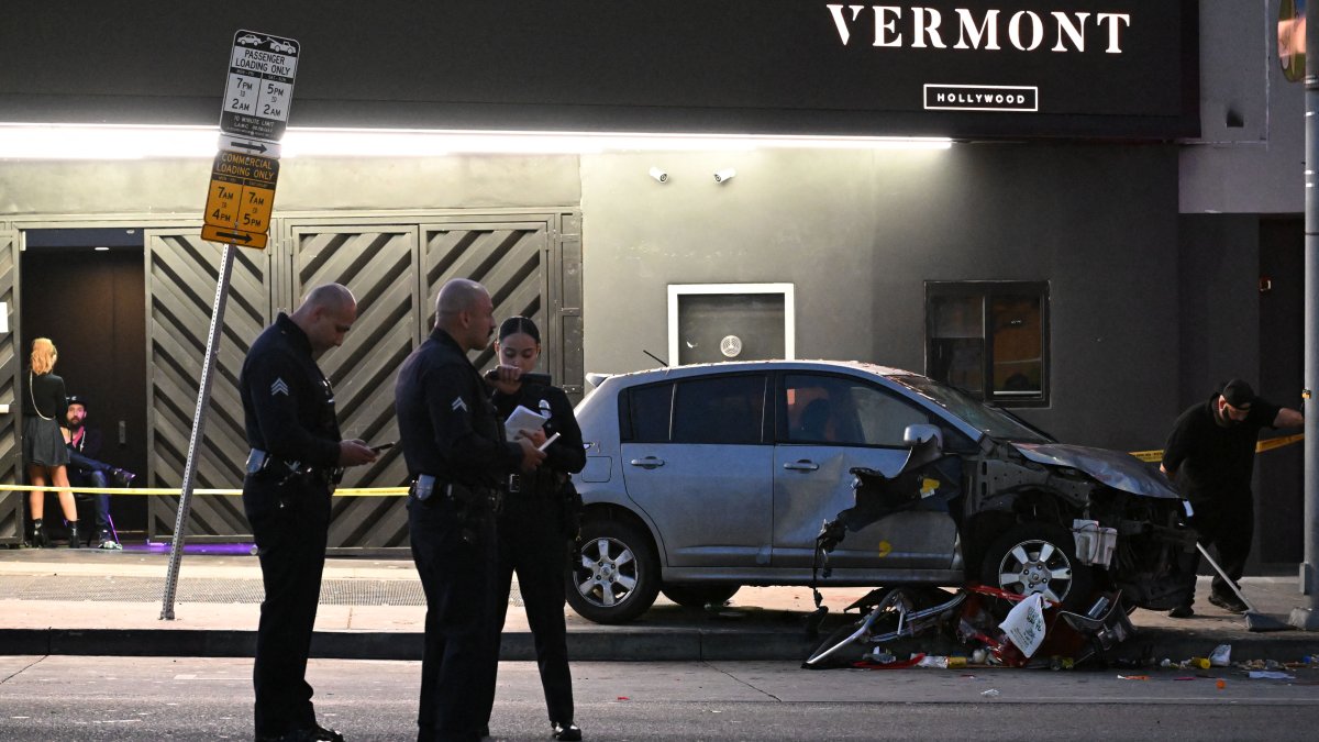 Vehículo atropella multitud en Los Ángeles, hay heridos – Telemundo Chicago