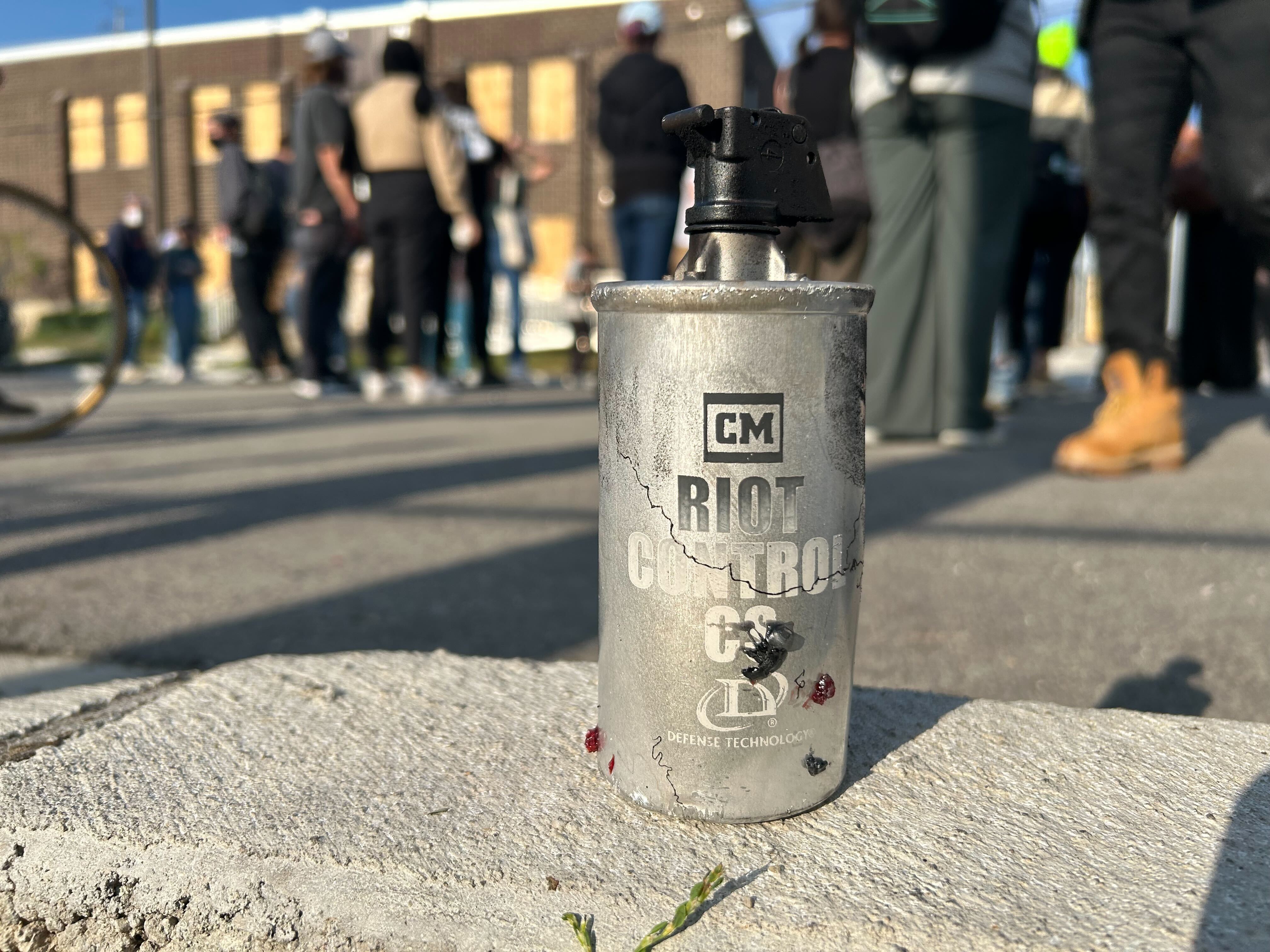 Lanzan gas lacrimógeno durante protestas en centro de ICE – Telemundo ...