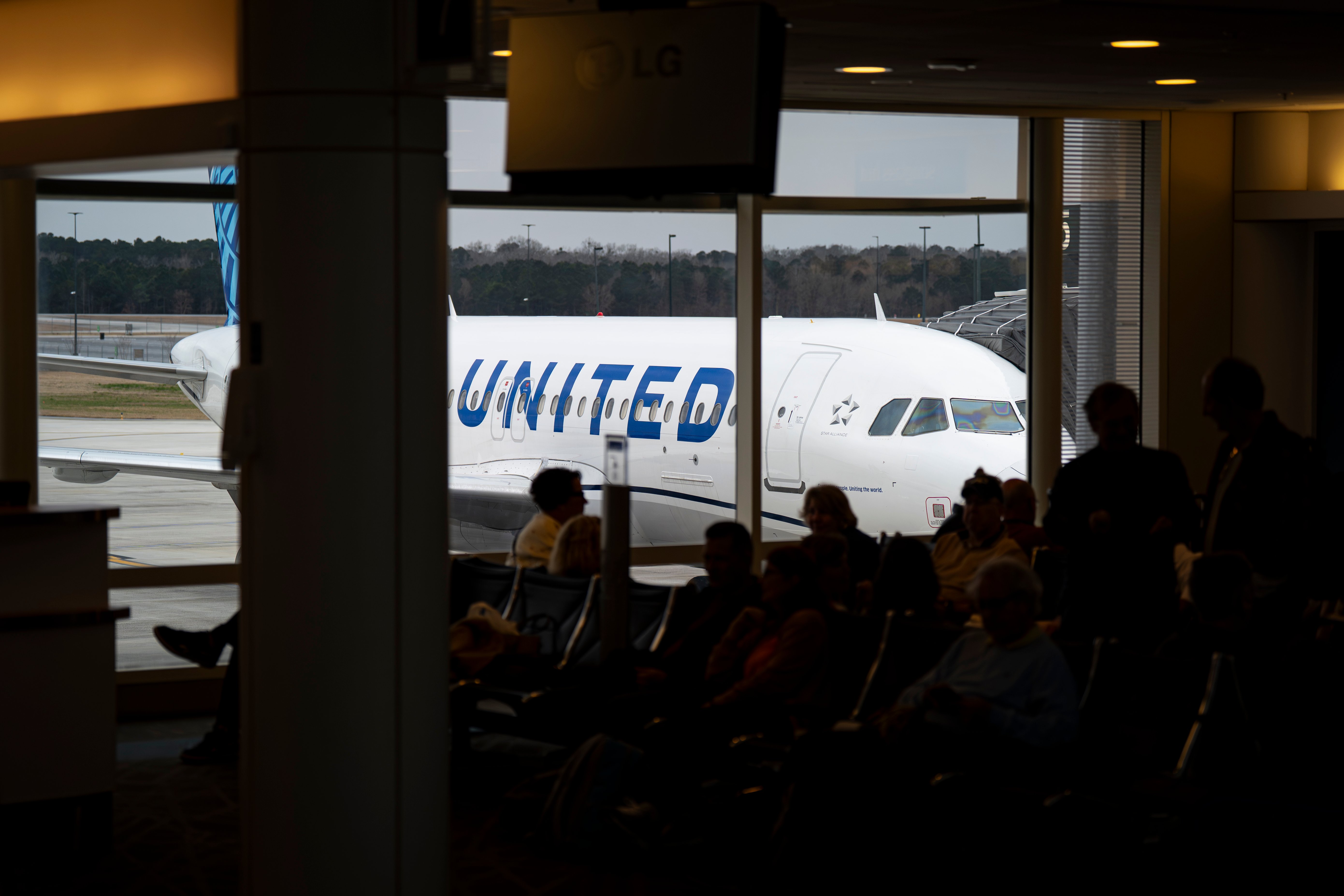 Nueva regla de United Airlines sobre auriculares – Telemundo Chicago