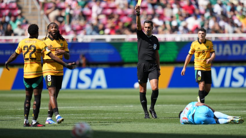 El árbitro Facundo Tello amonesta al jamaicano Ronaldo Webster (22) durante el repechaje de la Copa Mundial contra la República Democrática del Congo, el martes 31 de marzo de 2026 en Guadalajara, México. (AP Foto/Eduardo Verdugo)
