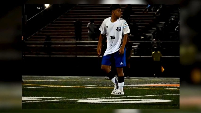 Ricardo Navarrete en uniforme de fútbol.