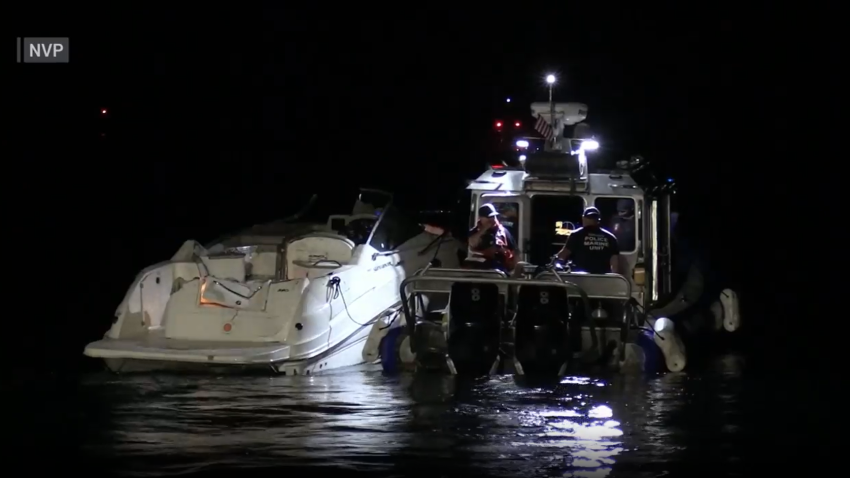 Foto de un bote dañado junto a un bote de la policía de Chicago en el lago Michigan.