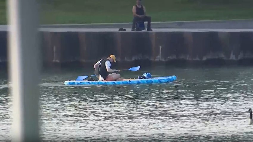 Una persona en un kayak.