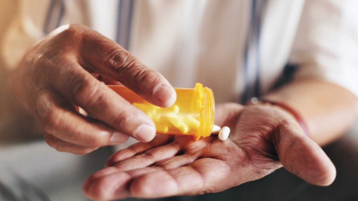 Alerta de la FDA: retiran miles de frascos de un popular medicamento para la presión arterial