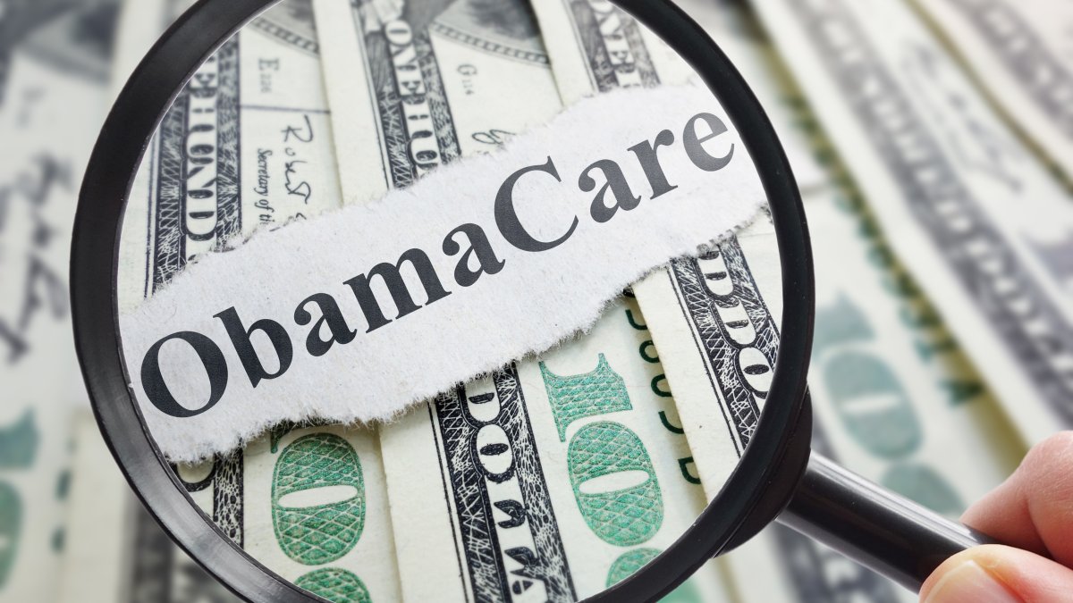 Caen drásticamente las inscripciones al Obamacare, según datos federales