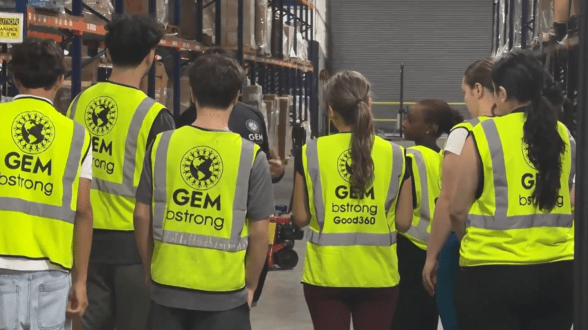 Voluntarios de la organización GEM coordinando envío de insumos a Venezuela