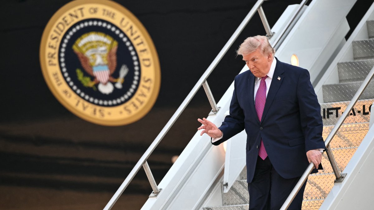 Trump publica foto manipulada de los Obama y el Air Force One con grafiti en el avión