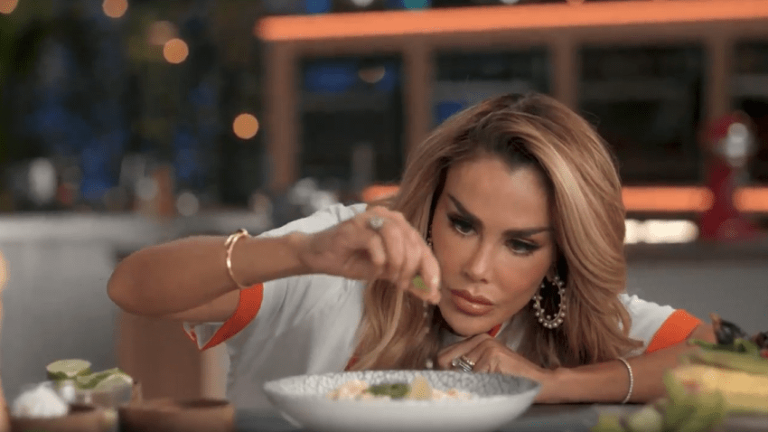 Ninel Conde sazonando un platillo.