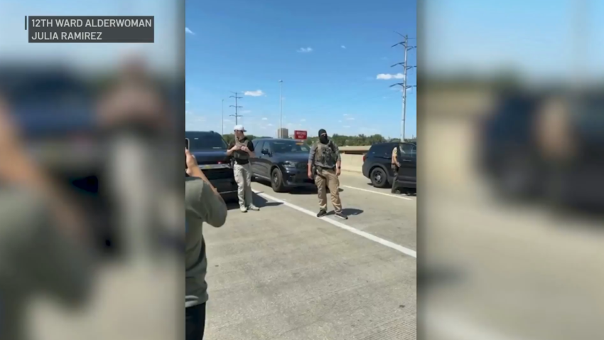 Agentes federales frente a patrullas en una autopista.