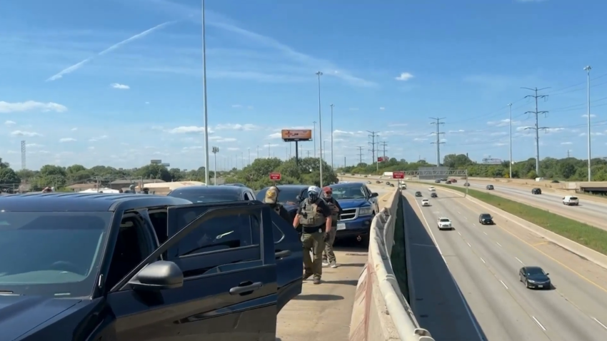 Foto de patrullas y agentes de ICE en una autopista