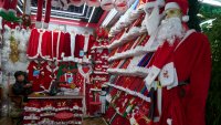 ARCHIVO – Una persona espera a clientes junto a disfraces de Santa Claus en el Mercado Internacional Yiwu en Yiwu, en la provincia oriental china de Zhejiang, el 10 de abril de 2025. (AP Foto/Ng Han Guan, Archivo)