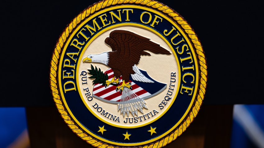 El logotipo del Departamento de Justicia de EEUU en un atril antes de una rueda de prensa, el 4 de mayo de 2026, en Washington. (Foto AP/Julia Demaree Nikhinson, Archivo)
