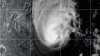 Huracán Lowell, de categoría 2, amenaza con dejar fuertes lluvias e inundaciones en islas de Hawaii