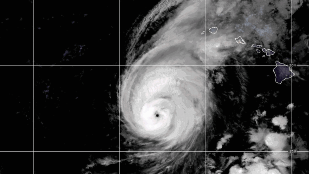 Huracán Lowell de categoría 3 amenaza con dejar fuertes lluvias e inundaciones en islas de Hawaii