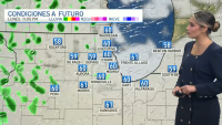 Jessica Suárez y un mapa del área de Chicago con temperaturas.