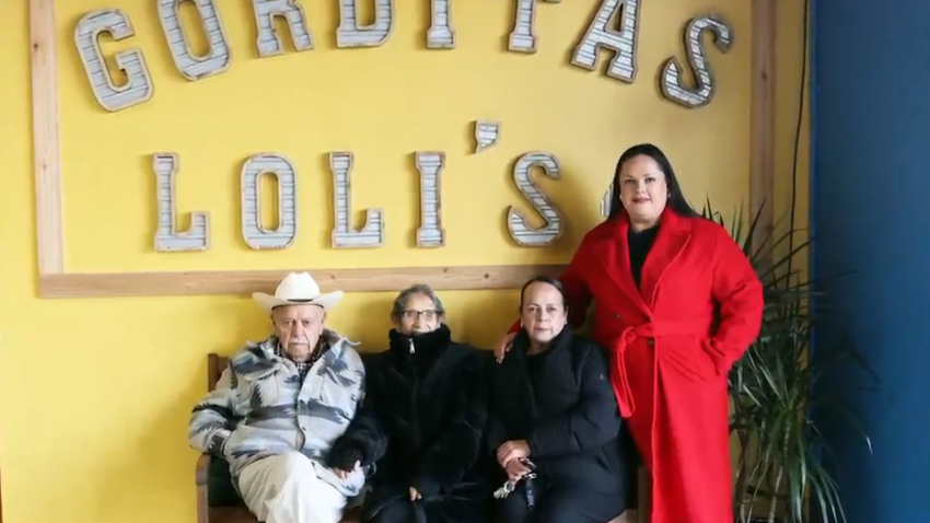 Cuatro personas frente a letrero que lee Gorditas Loli's