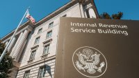 WASHINGTON, DC – 24 DE MARZO: Un letrero indica la ubicación de la sede del Servicio de Impuestos Internos (IRS) el 24 de marzo de 2026, en Washington, DC. (Foto de J. David Ake/Getty Images)