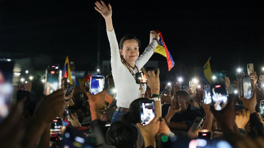 AME9854. PALO NEGRO (VENEZUELA), 25/10/2026.- La líder opositora y premio nobel de la paz 2025, María Corina Machado (c), saluda a simpatizantes este domingo, en Palo Negro (Venezuela). Miles de personas salieron al encuentro de la caravana que Machado encabezó por unos cinco estados en el norte de Venezuela hasta llegar a la capital, Caracas, después de su esperado regreso al país. EFE/ Miguel Gutiérrez