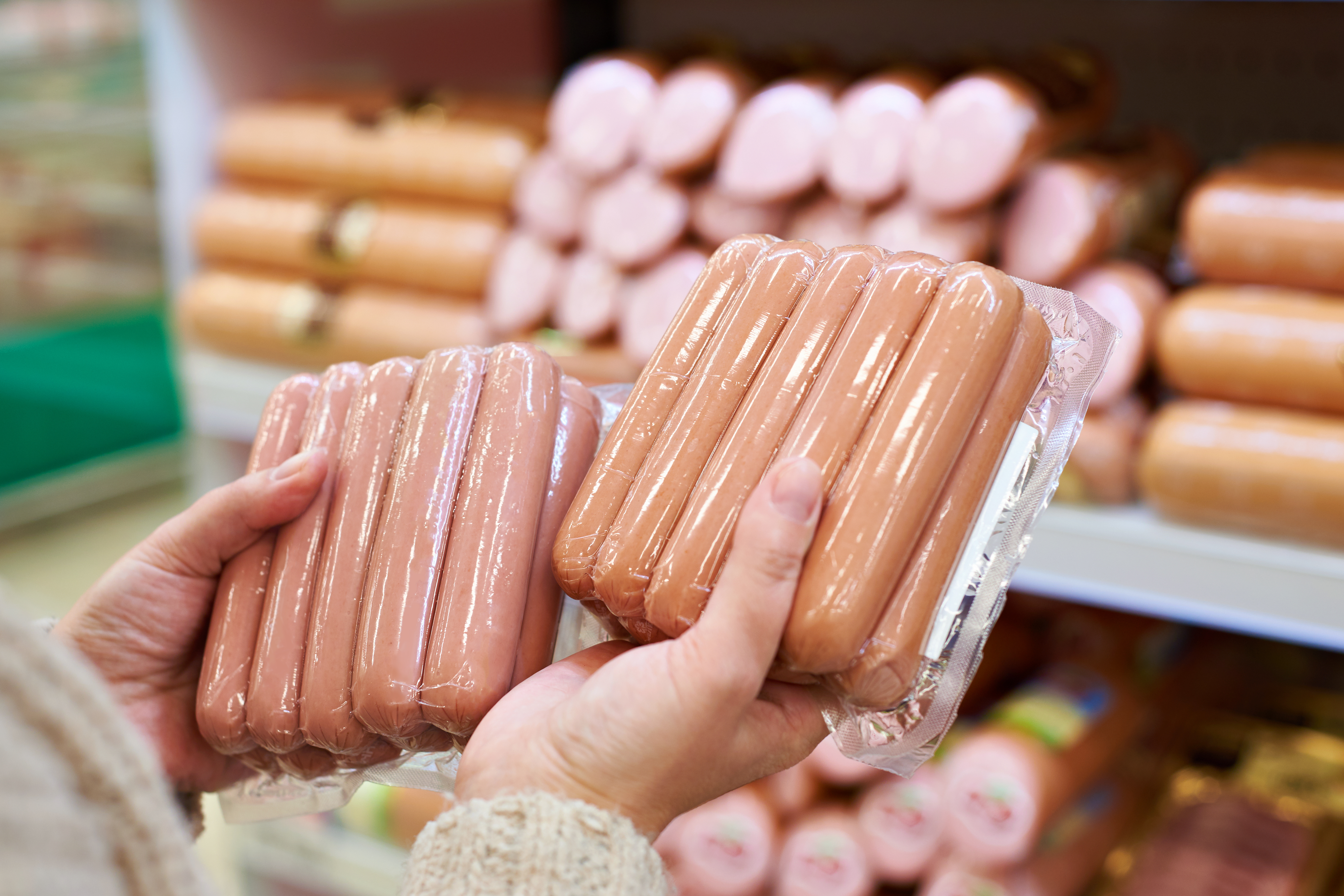 Retiran más de 1.5 millones de libras de hot dogs, embutidos, tocino y más