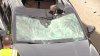 Un neumático se desprende de un auto y rompe el parabrisas de un carro en la I-94