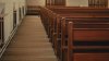 AP: sacerdote muere impactado por una cruz durante transmisión en directo