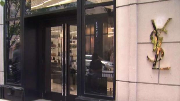 Mujeres roban lujosos bolsos en plena Michigan Ave.