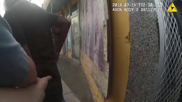 Captado en cámara: policía balea a muerte a un hombre