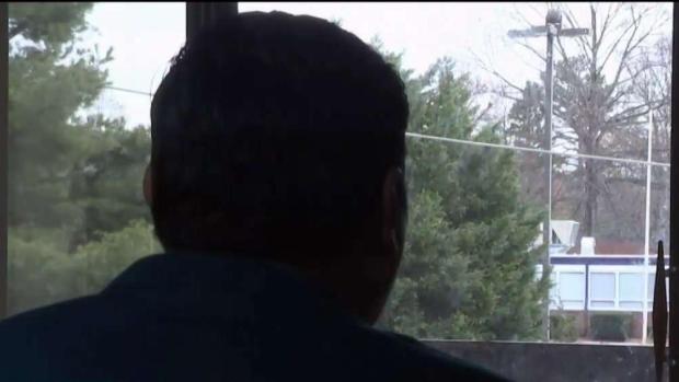 “Ni el gobierno me podía proteger”: Policía huye de El Salvador tras amenazas de pandillas