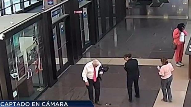 Video capta momento en que a un juez se le cae un arma en plena corte