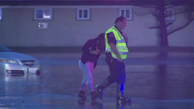 Rescatan mujer varada tras inundaciones en Libertyville