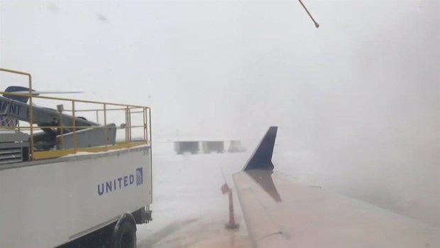 Así se descongela un avión durante una tormenta invernal