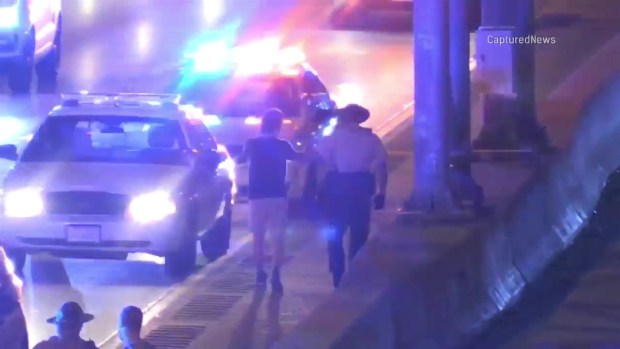 Hombre salta a autopista en Chicago para escapar de ladrones