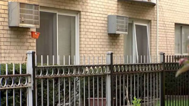 Buscan a "mirón" que se asoma por ventanas en Albany Park