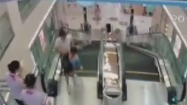 Mujer muere al ser 'tragada' por escalera mecánica