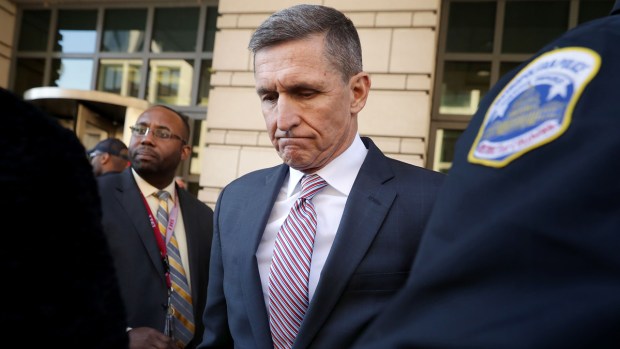 Juez pospone la sentencia contra exasesor de Trump