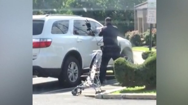 Policías salvan a niños de morir en autos por calor extremo